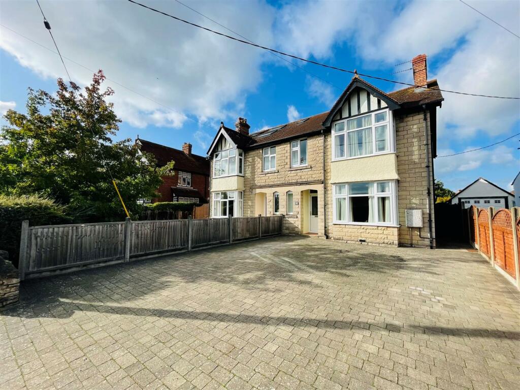 3 bedroom semidetached house for sale in Sandridge Road, Melksham, SN12