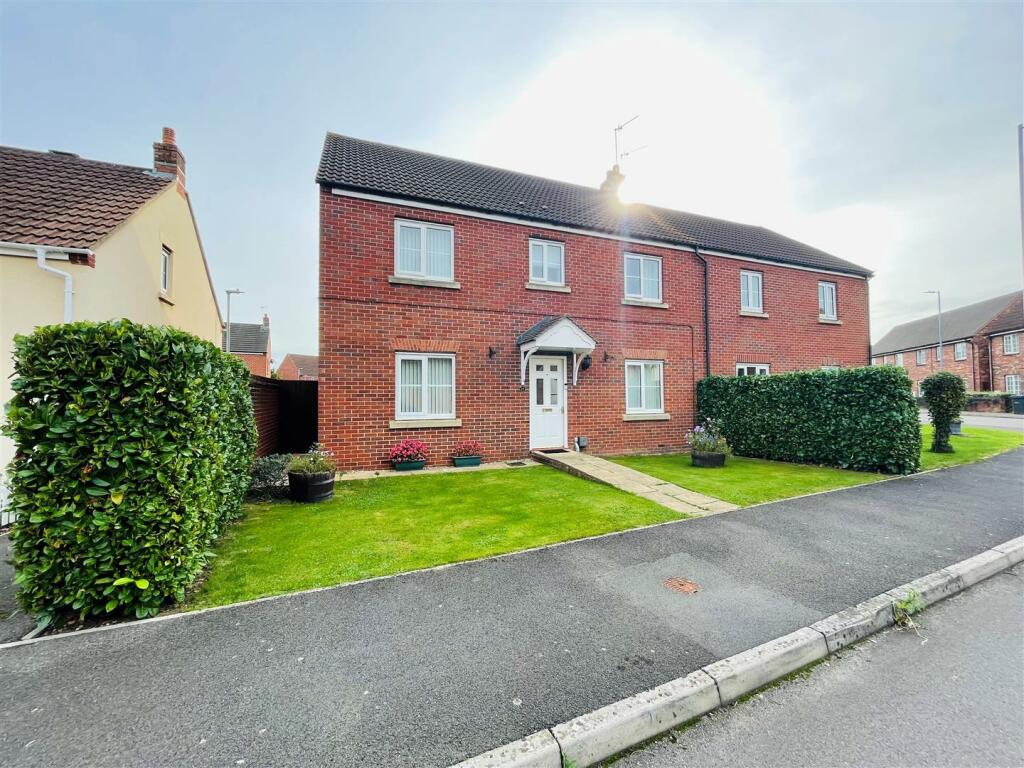4 bedroom semidetached house for sale in Hornchurch Road, Bowerhill