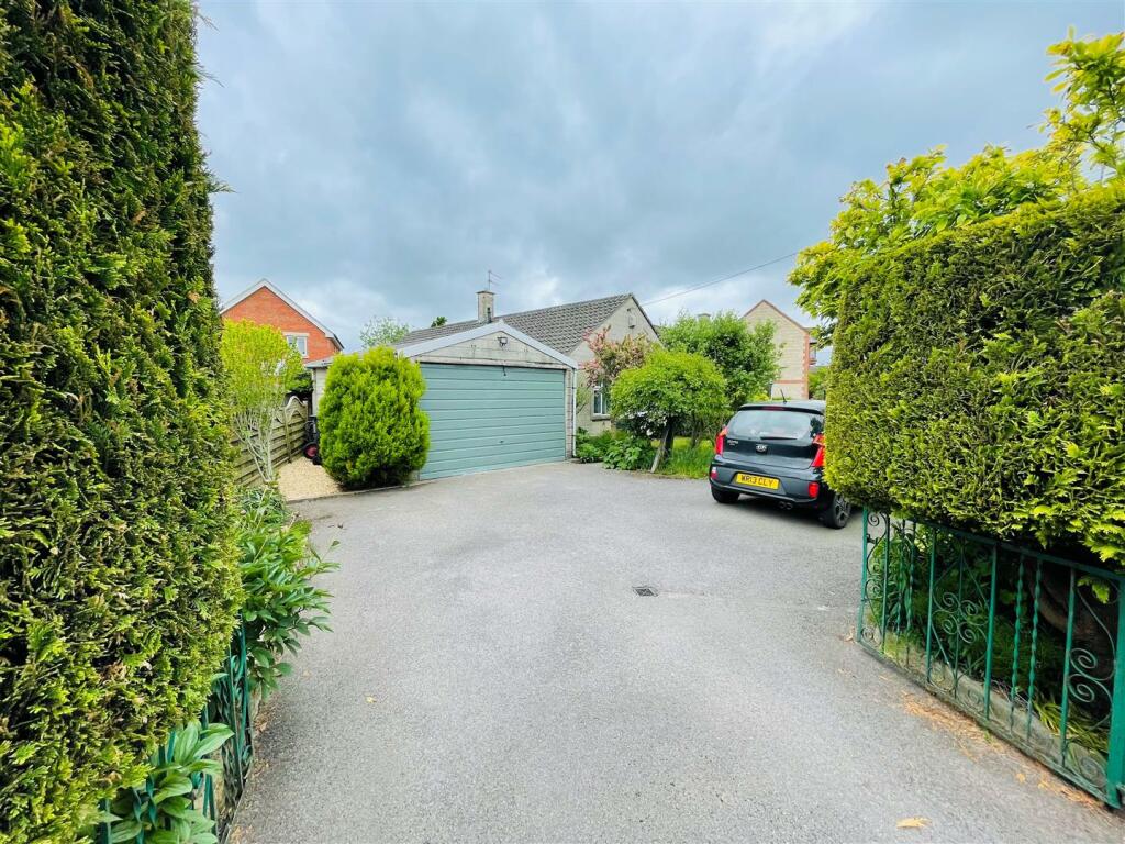 3 bedroom semidetached bungalow for sale in New Terrace, Staverton