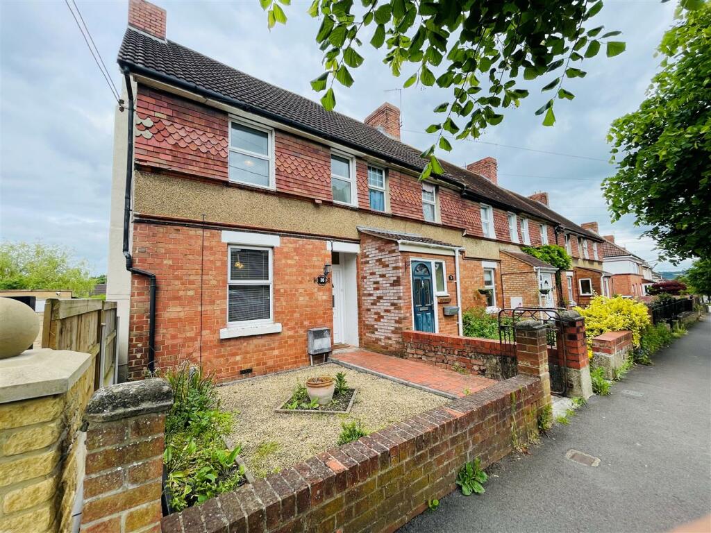3 bedroom end of terrace house for sale in Forest Road, Melksham, SN12