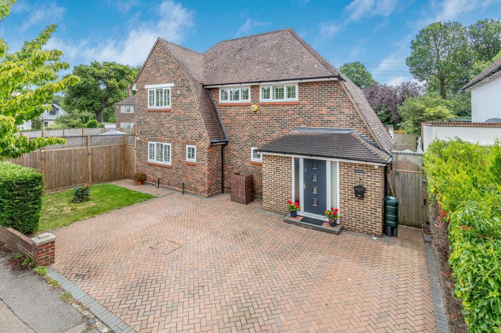 4 bedroom detached house for sale in Evelyn Way, Stoke D'abernon, KT11