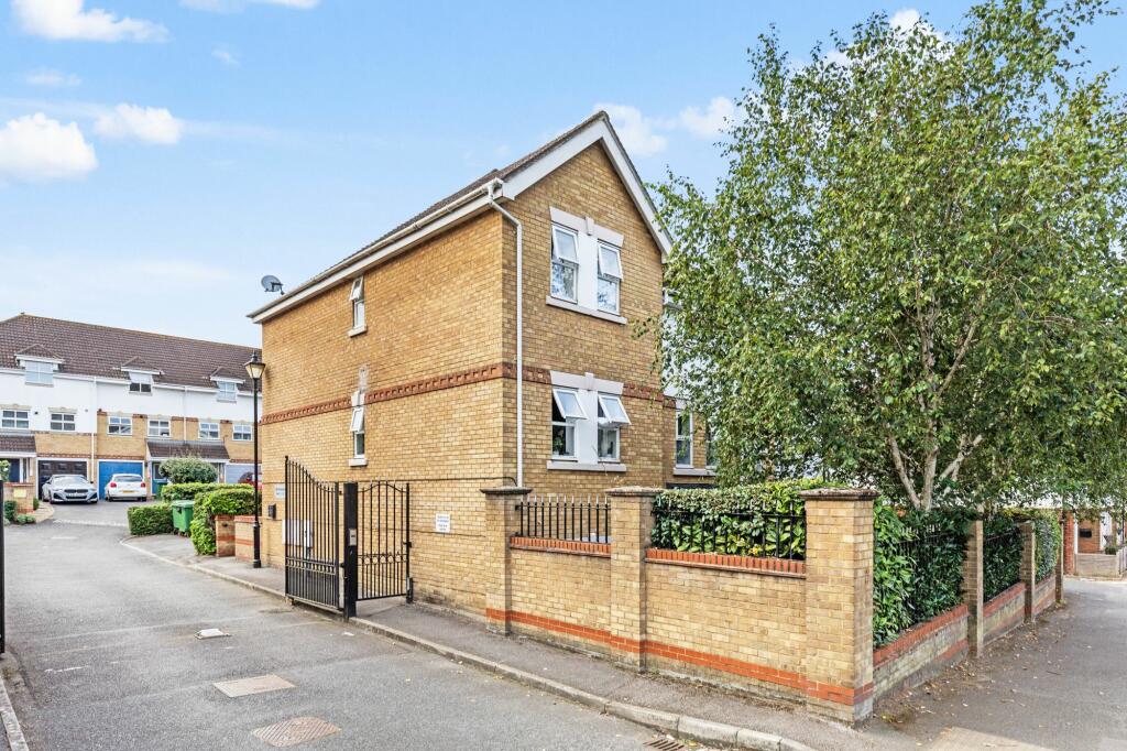 2 bedroom flat for sale in Lyster Mews, Cobham, KT11