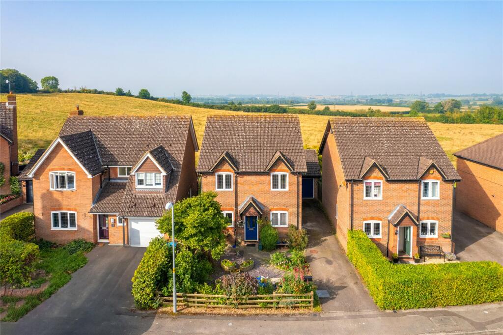 4 bedroom detached house for sale in Sovereign Close, Granborough