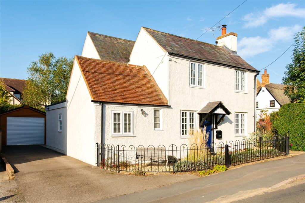 3 bedroom detached house for sale in Spring Lane, Great Horwood