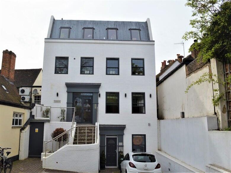 Main image of property: High Street, Old Town, Hemel Hempstead, HP1