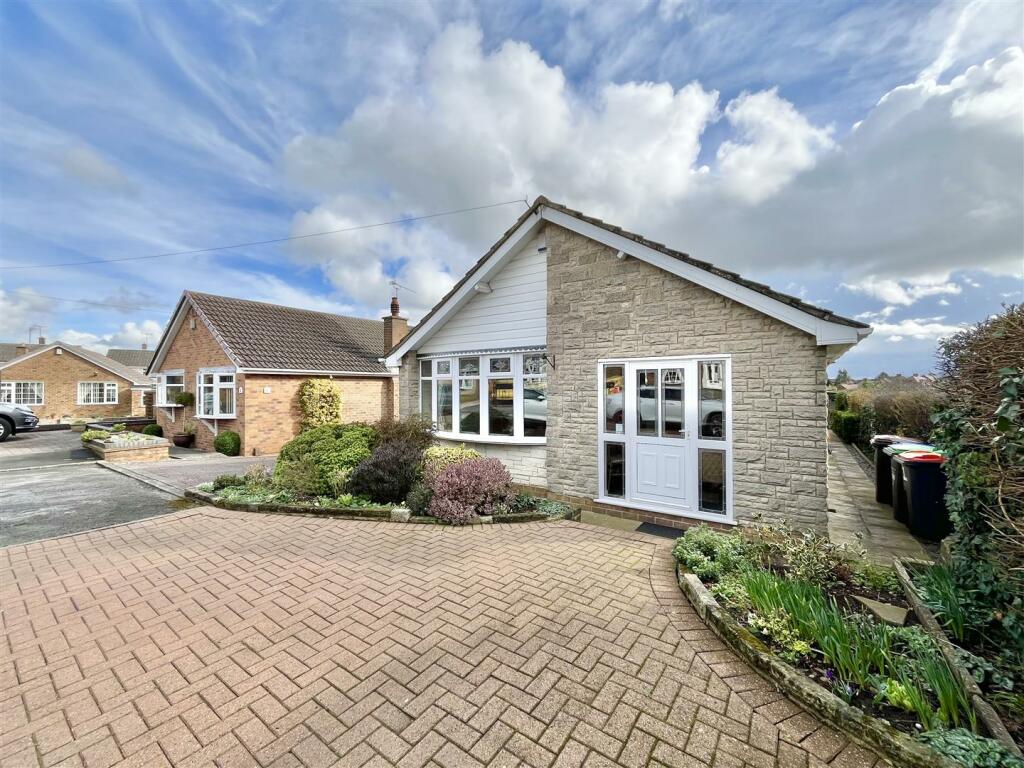2 bedroom detached bungalow for sale in Farndale Close, SuttonIn
