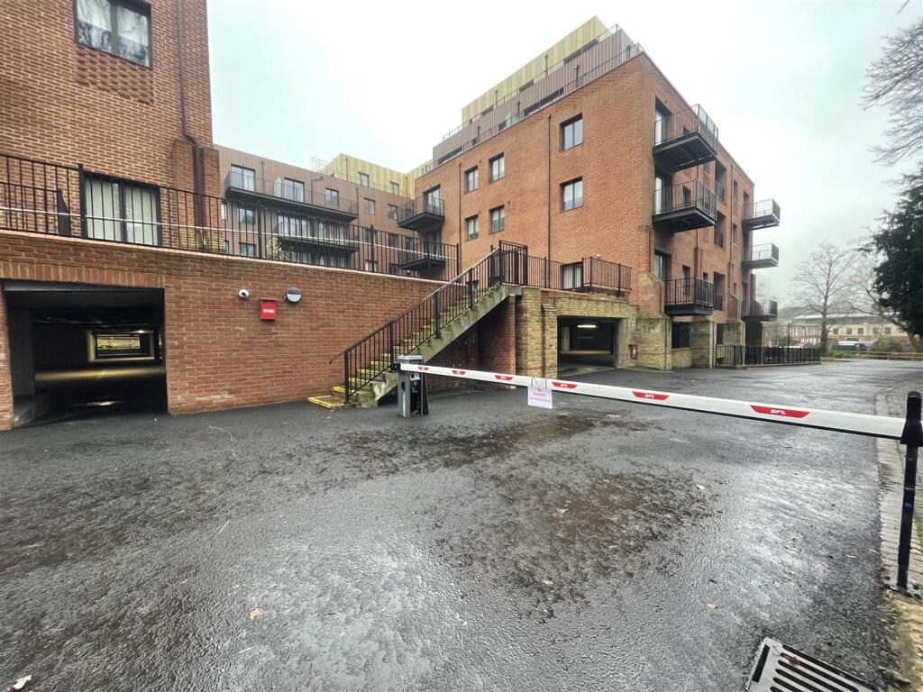 Main image of property: Farnborough Road, Farnborough