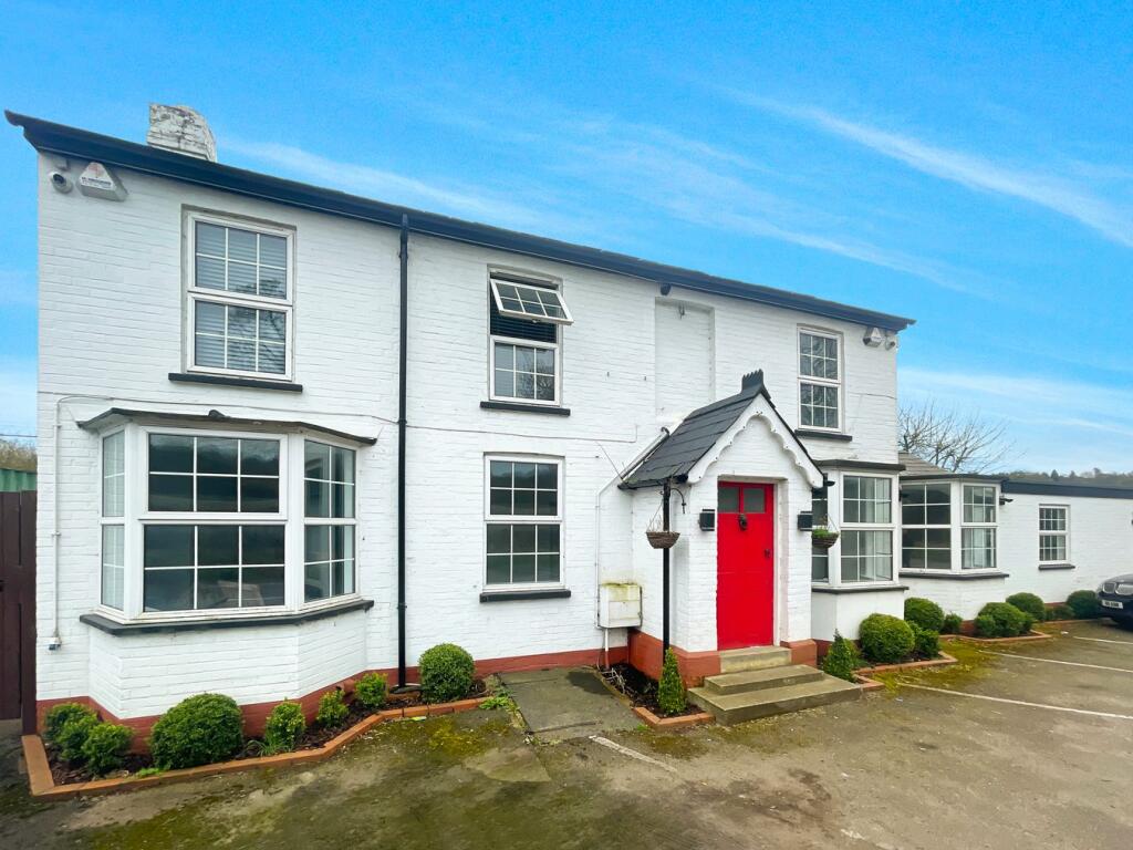 Commercial property for rent in London Road, Little Kingshill, Great