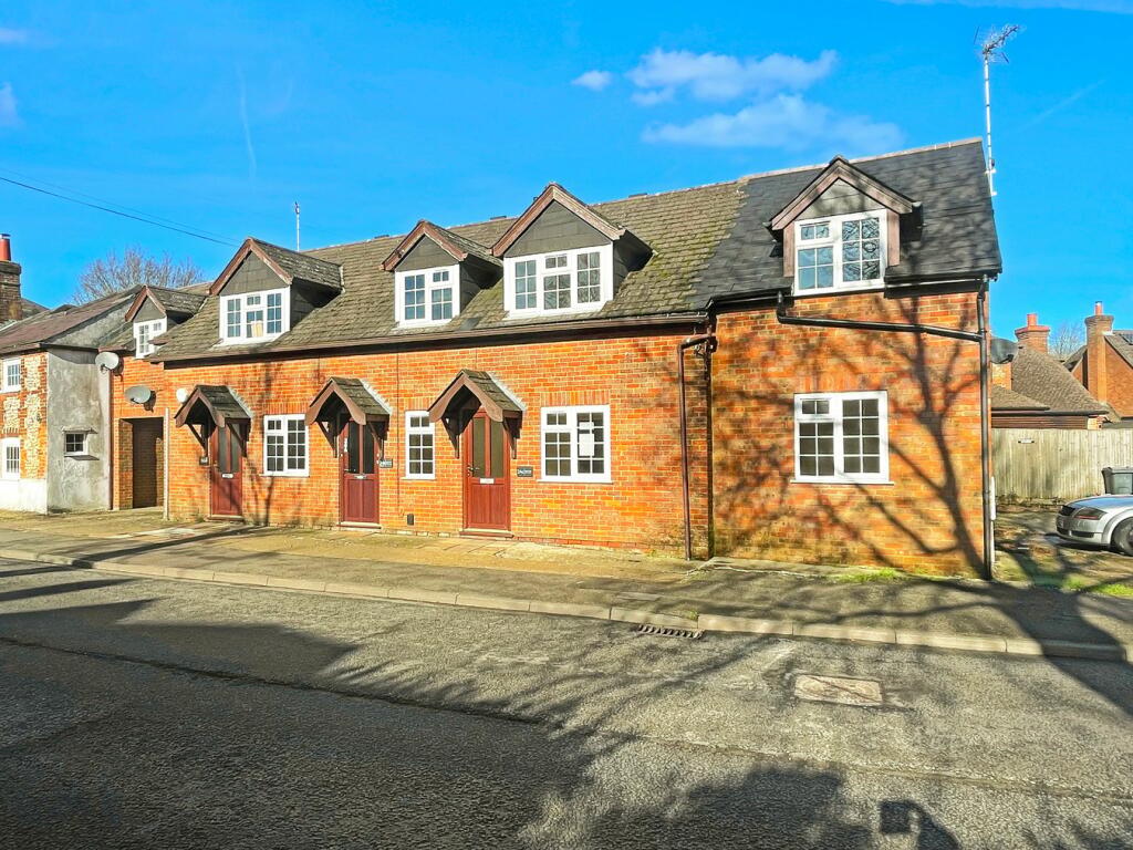 2 bedroom flat for sale in High Street, Prestwood, Great Missenden, HP16