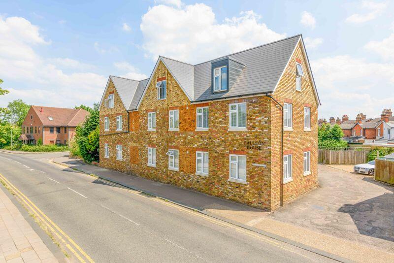 2 bedroom flat for sale in Guildford Road, Chertsey, KT16