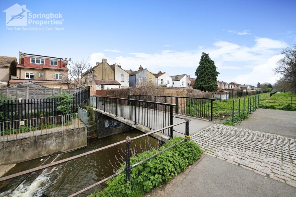 1 bedroom apartment for sale in Beaconsfield Road, Enfield, Middlesex, EN3