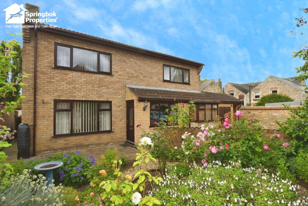 3 bedroom detached house for sale in Middle Street, Dunston
