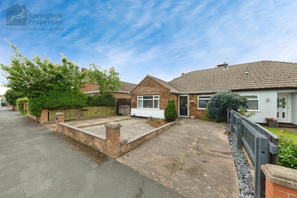 3 bedroom semidetached bungalow for sale in Manor Drive, Waltham