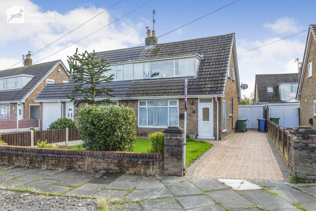 2 bedroom semidetached house for sale in Briar Road, Thornton