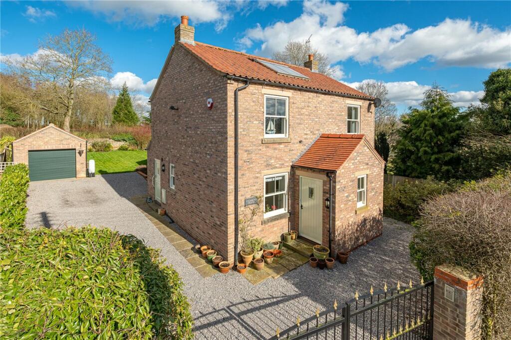 4 bedroom detached house for sale in High Street, Thornton Le Clay
