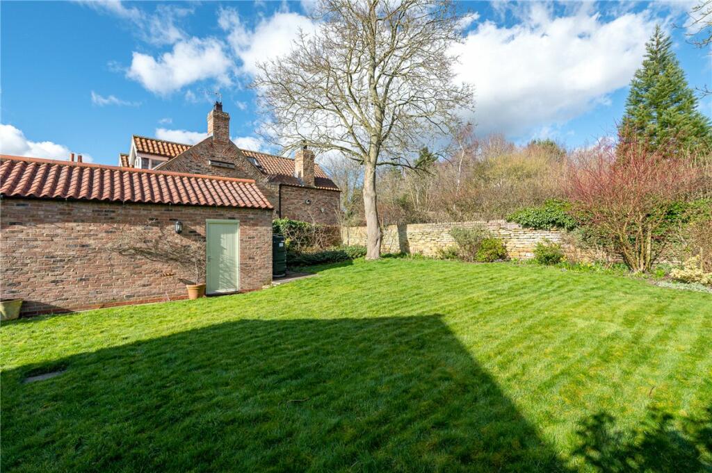 4 bedroom detached house for sale in High Street, Thornton Le Clay