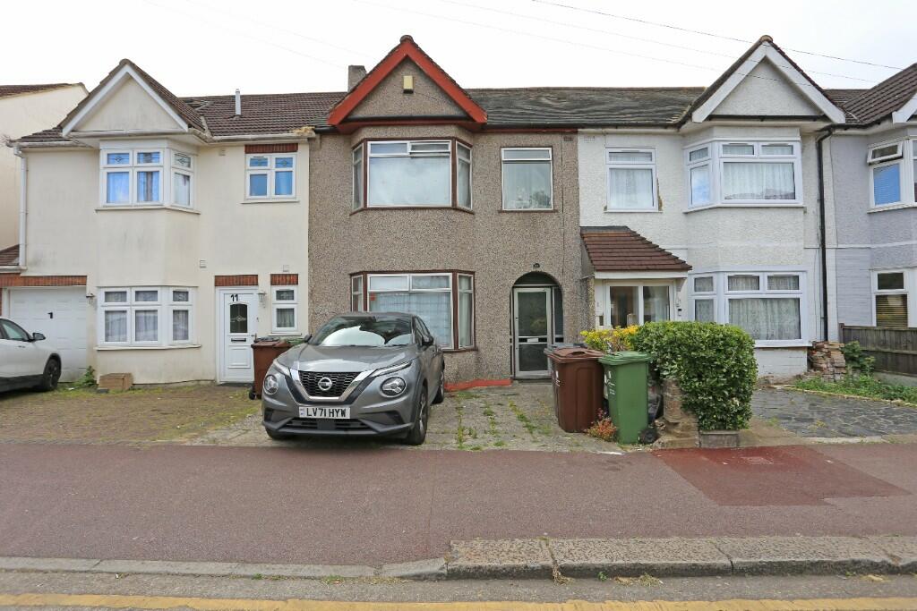 3 bedroom terraced house for rent in Shafter Road, Dagenham, London, RM10