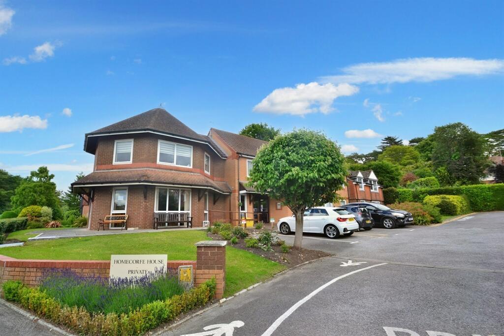 2 bedroom flat for rent in Broadstone, BH18