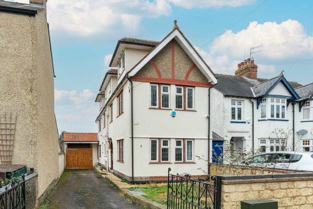 4 bedroom link detached house for sale in Quarry Road, Headington, OX3