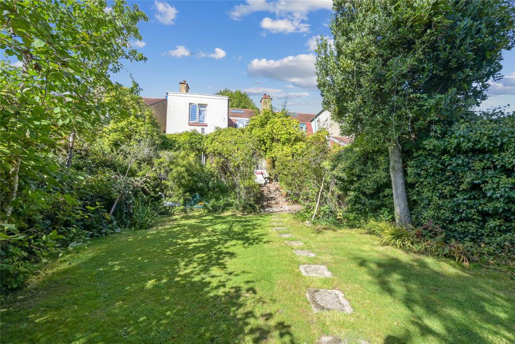 4 bedroom semidetached house for sale in Heathfield Road, Acton