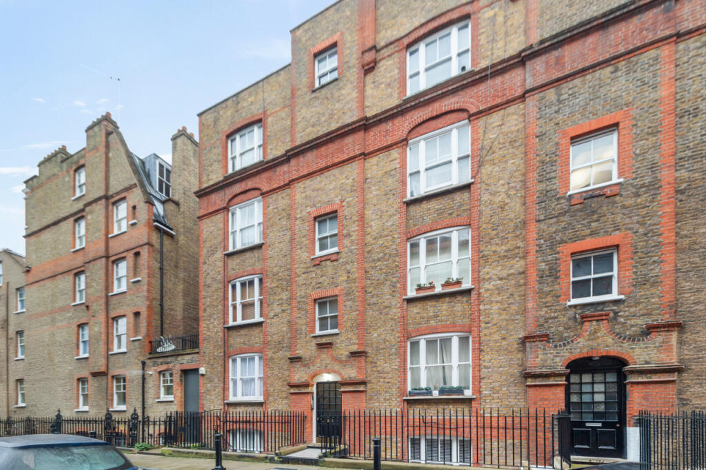 Main image of property: 35 Gosfield Street (9)