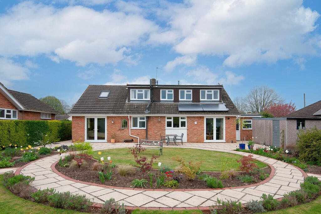 4 bedroom detached house for sale in Wellesbourne, CV35