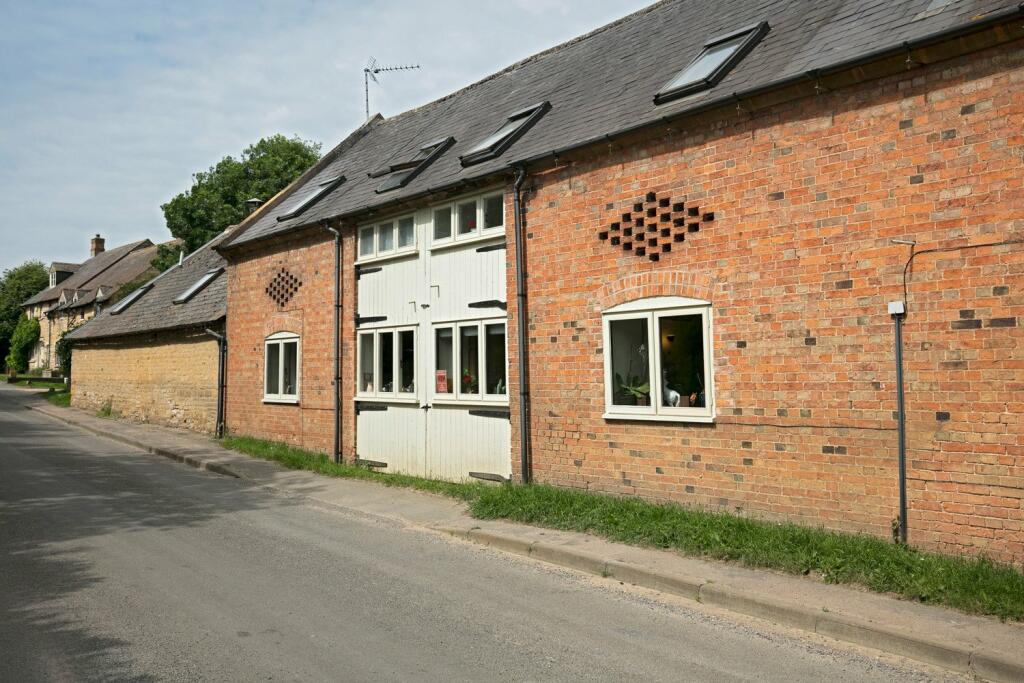 2 bedroom barn conversion for sale in Gidleys Cottage Great