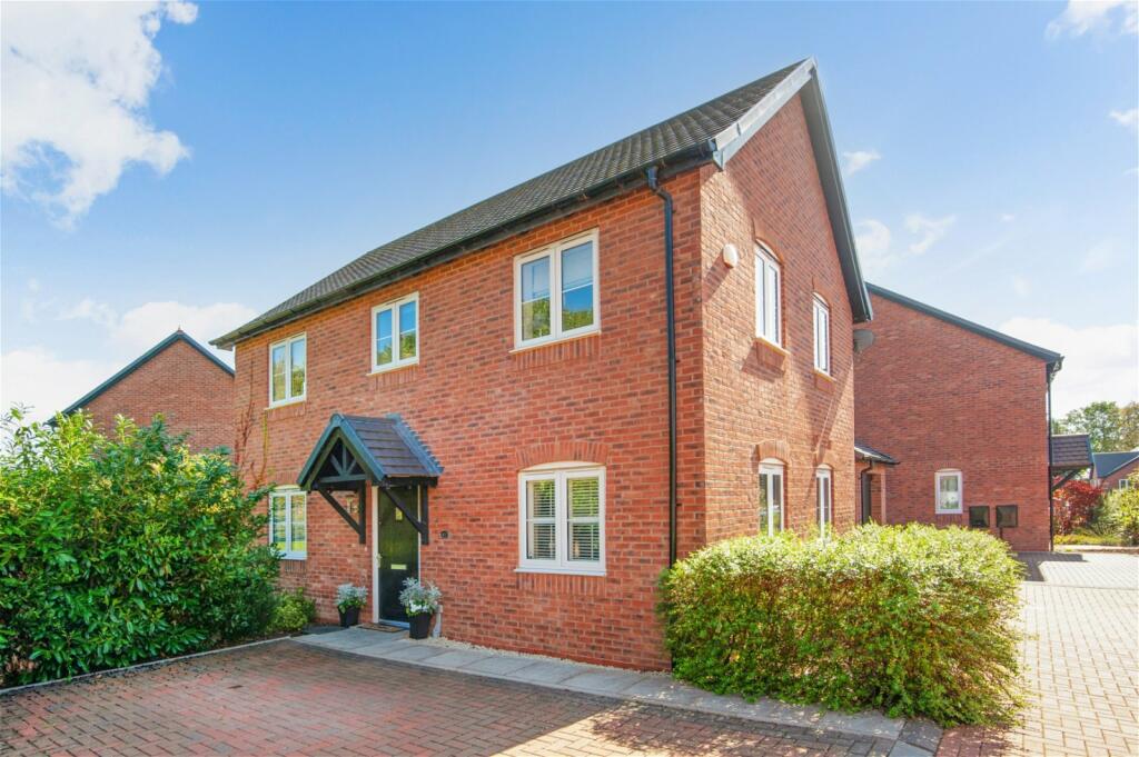3 bedroom detached house for sale in Hawkins Way, Newbold On Stour
