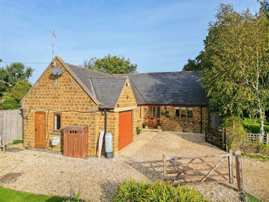 2 bedroom detached bungalow for sale in Lower Brailes, Banbury, OX15