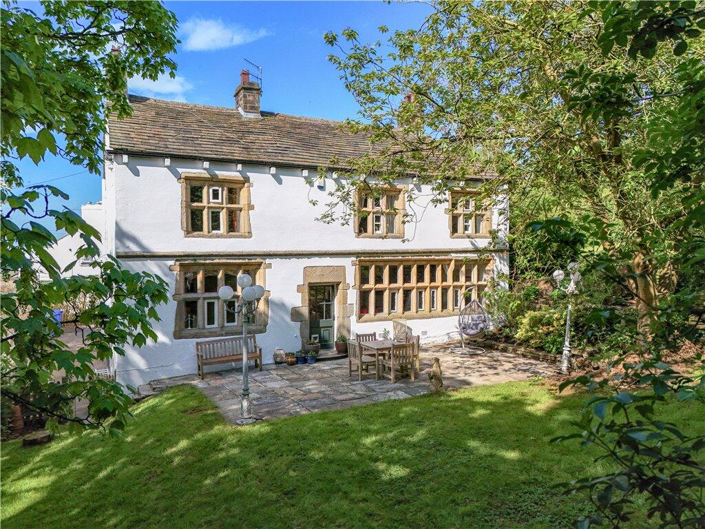 4 bedroom detached house for sale in Skipton Old Road, Foulridge, Colne