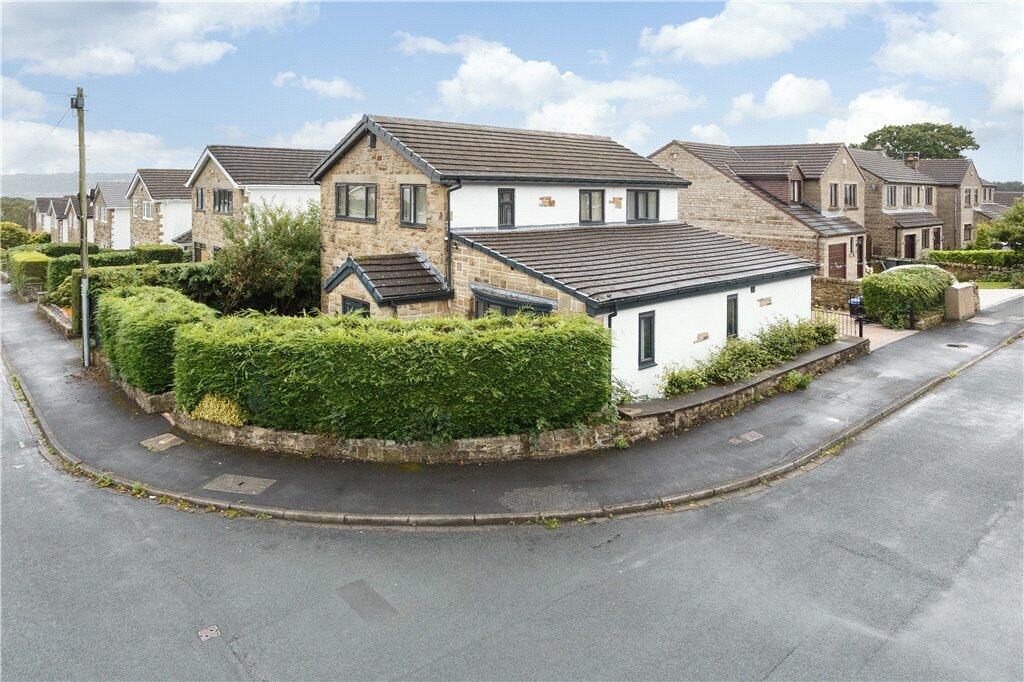 4 bedroom detached house for sale in Landsmoor Grove, Bingley, West Yorkshire, BD16