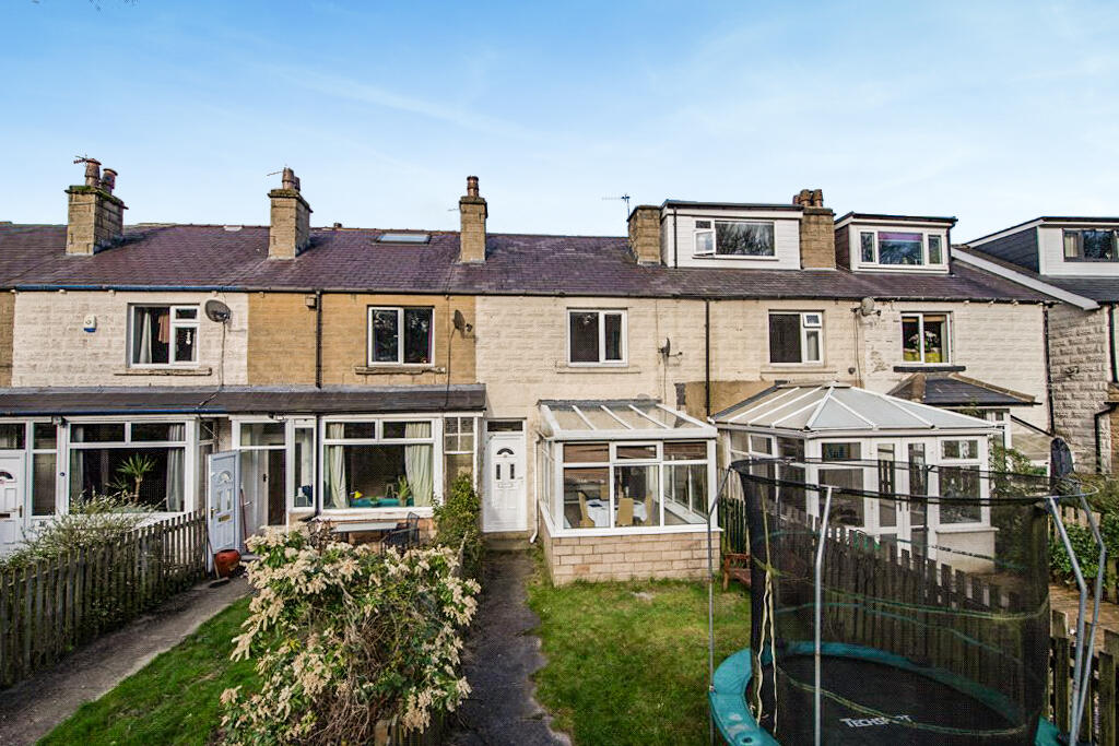 2 bedroom terraced house for sale in Aire View Avenue, Bingley, West