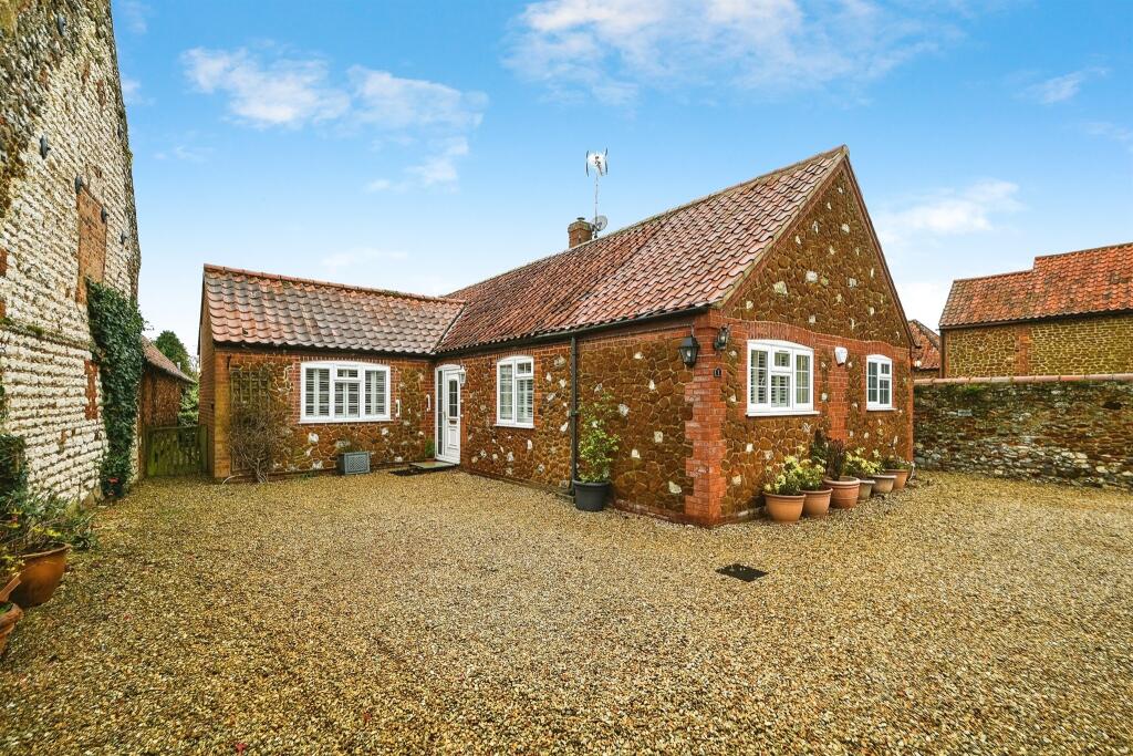 3 bedroom detached bungalow for sale in High Street, Ringstead