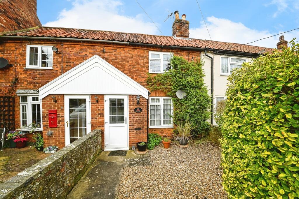 2 bedroom terraced house for sale in Station Road, King's