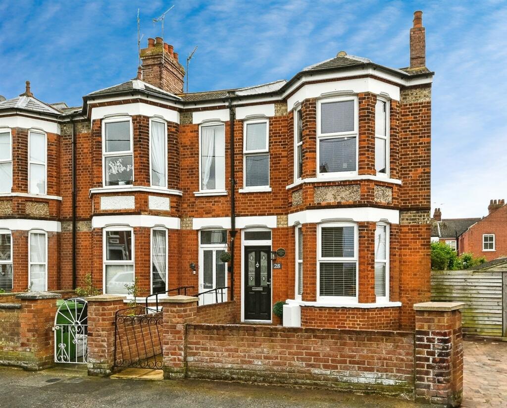 4 bedroom end of terrace house for sale in Victoria Avenue, Hunstanton