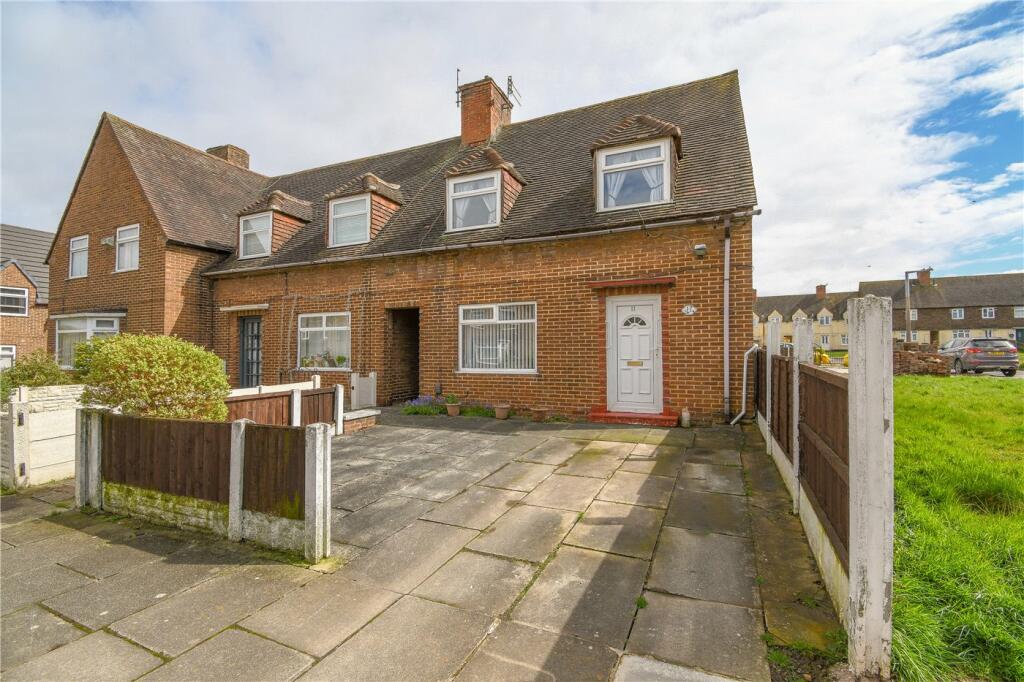 2 bedroom end of terrace house for sale in Orrets Meadow Road