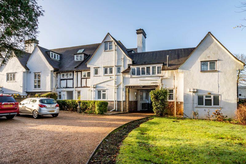 2 bedroom flat for sale in Station Road, Woldingham, CR3