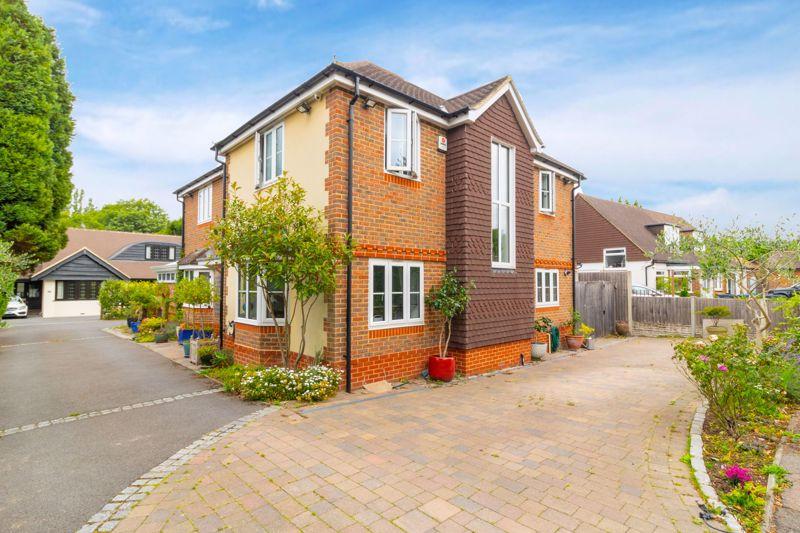 4 bedroom detached house for sale in Kingswood Lane, Warlingham, CR6