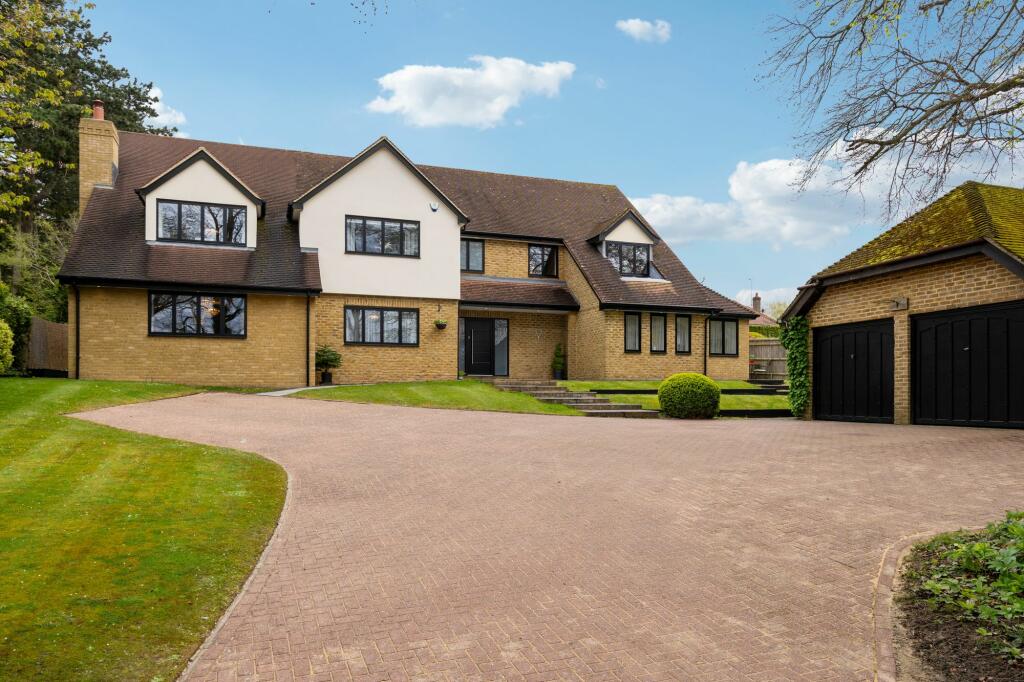 5 bedroom detached house for sale in Manor Road, Penn, HP10