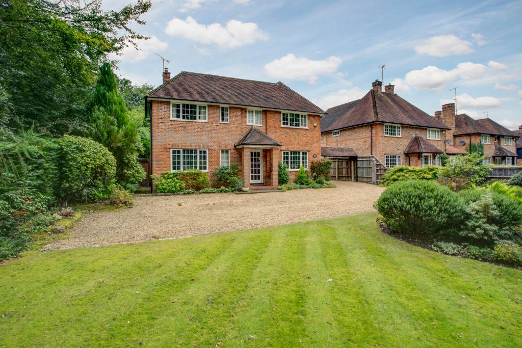 4 bedroom detached house for sale in Amersham Road, Beaconsfield, HP9