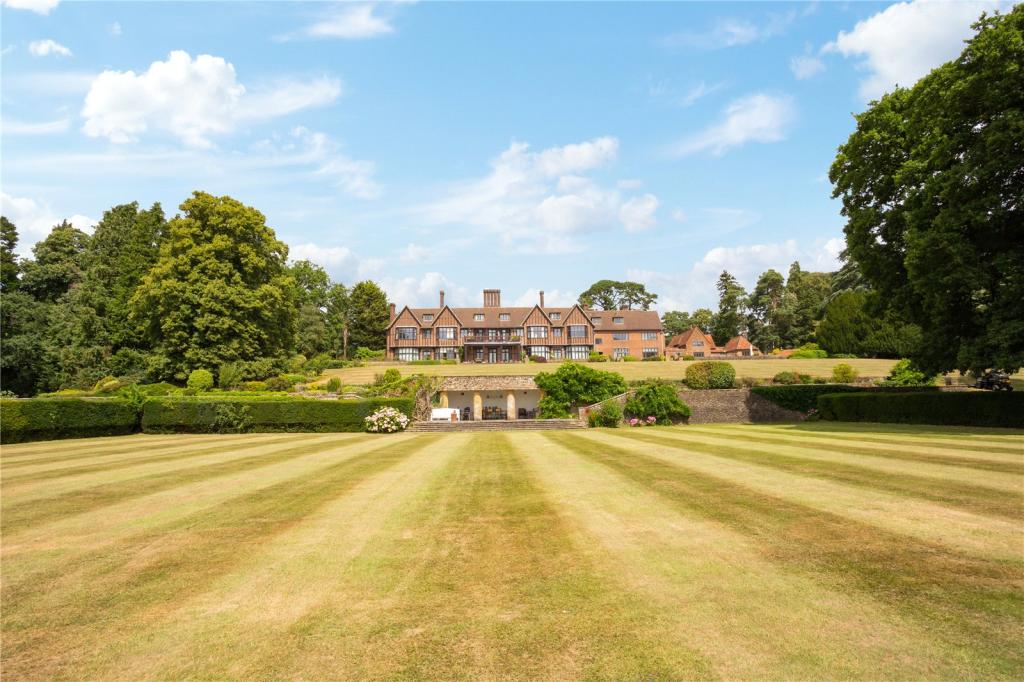 2 bedroom penthouse for sale in Yattendon Court, Yattendon, Thatcham
