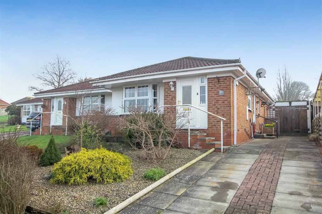 2 bedroom detached bungalow for sale in Fernwood Close, Brompton