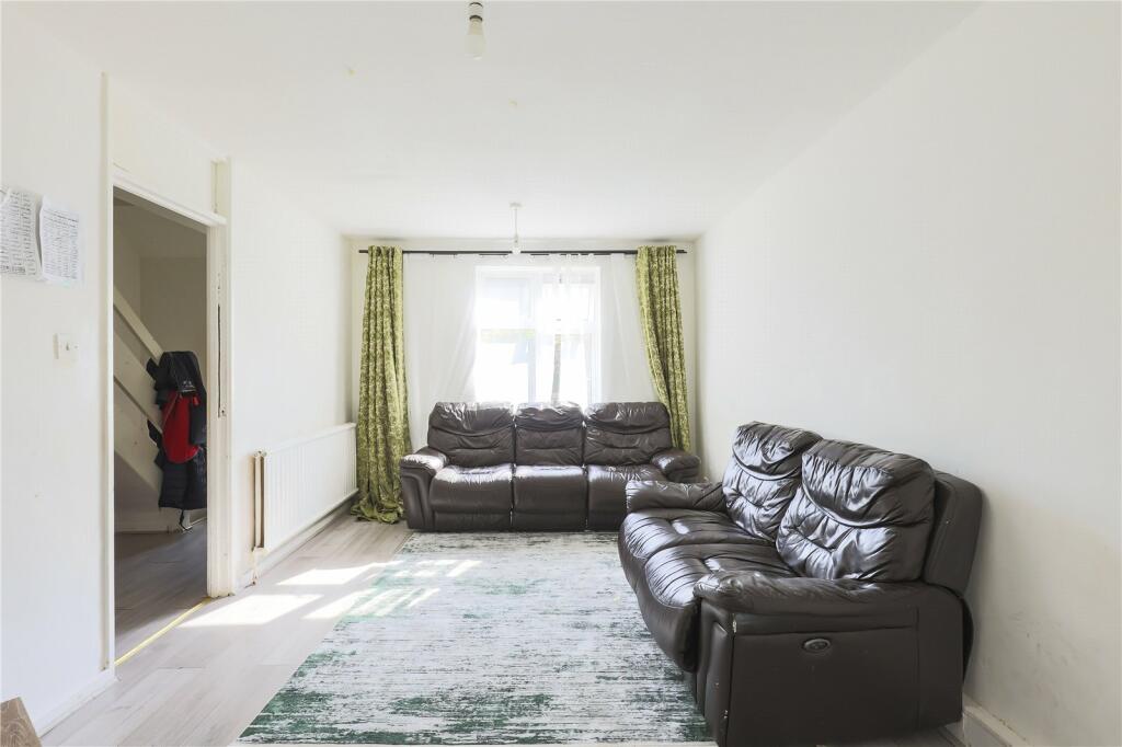 3 bedroom duplex for sale in Staveley Close, Islington, London, N7