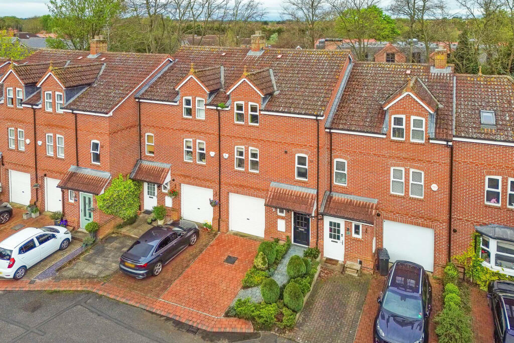 4 bedroom terraced house for sale in Calcaria Court, Tadcaster Road