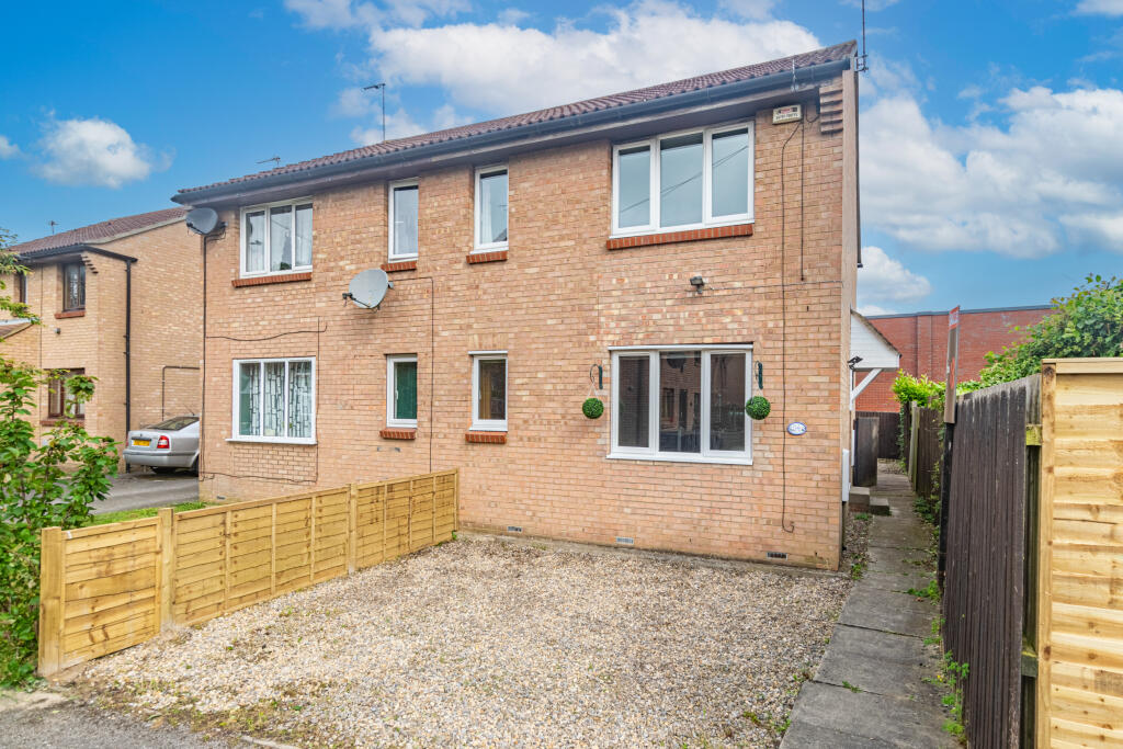 3 bedroom semidetached house for sale in Bainbridge Drive, Selby