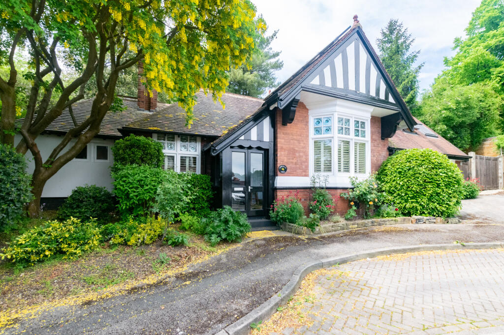 3 bedroom detached house for sale in Gledhow Lane, Leeds, LS7