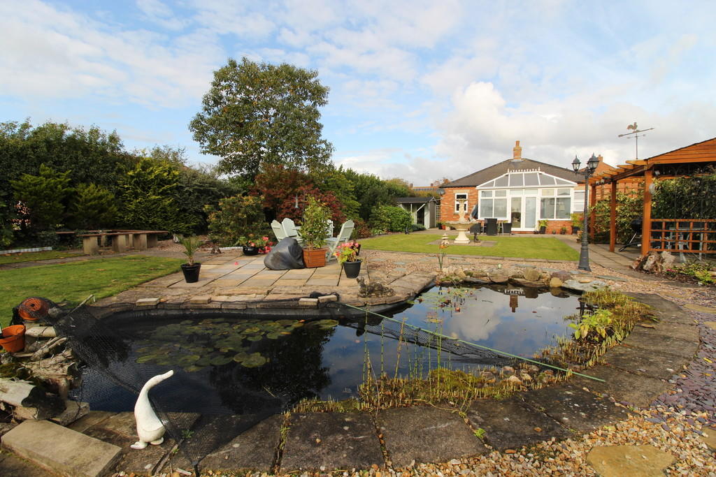 3 bedroom detached bungalow for sale in Heynings Close, Knaith Park, DN21