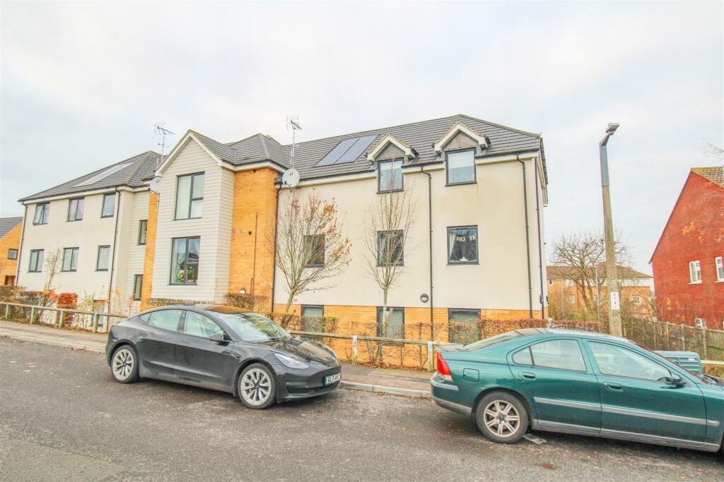 2 bedroom flat for sale in Willow Close, Harlow, CM18
