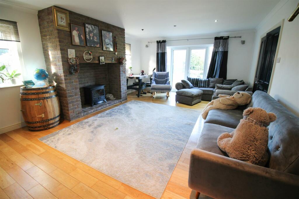 Additional property image - Kingsdon Lane, Harlow