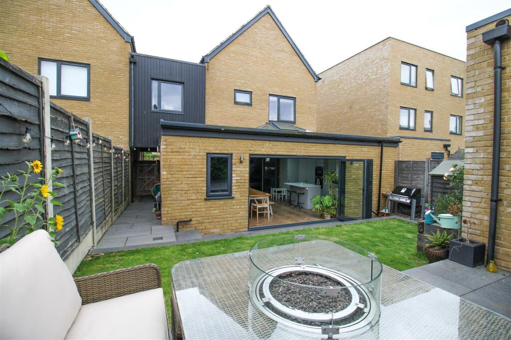 Additional property image - Barnsley Wood Rise, Newhall